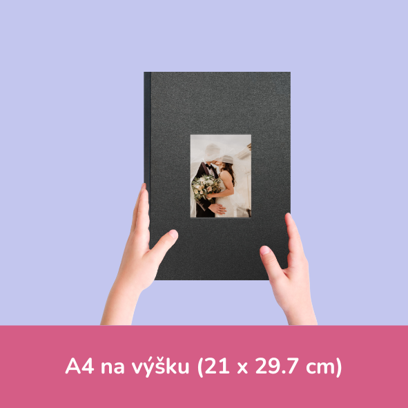 Antracitová fotokniha ve formátu A4 na výšku