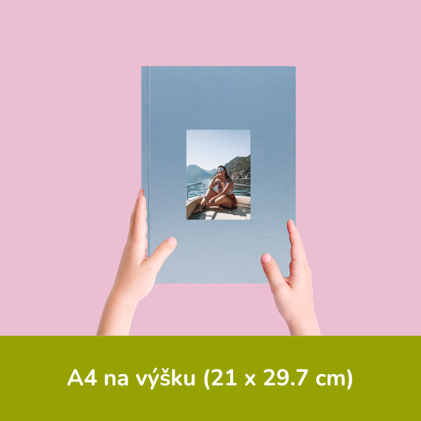 Modrá fotokniha ve formátu A4 na výšku