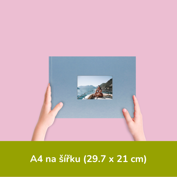 Modrá fotokniha ve formátu A4 na šířku