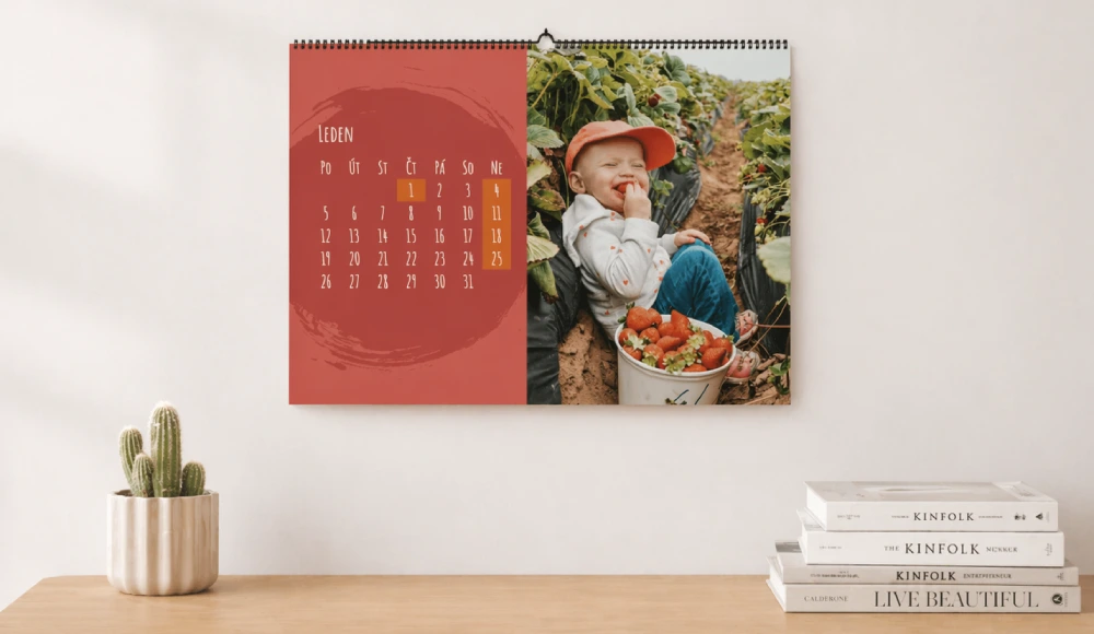 fotokalendář na stěně