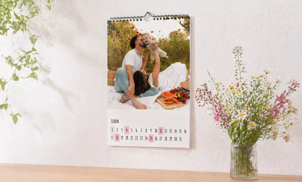 fotokalendář na stěně