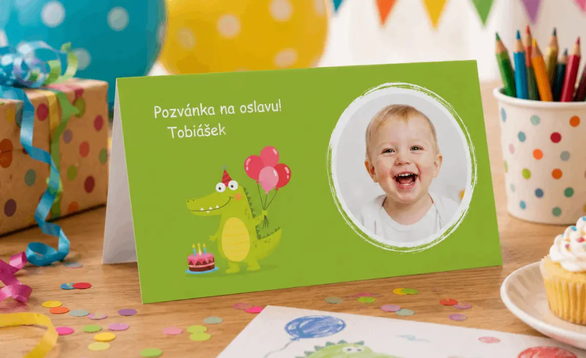 Maminka s dcerou si prohlíží fotoknihu